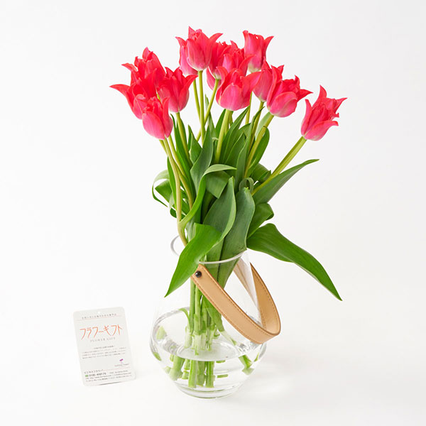 おしゃれな花の贈り物　花瓶（レザー調ホルダー付きクリアガラス）とチューリップ　15本花束ブーケ（赤系）