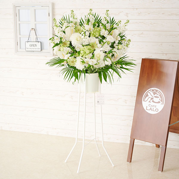 おしゃれな花の贈り物　＜宅配発送＞スタンド花1段（白・グリーン系）※高さ145～150cm
