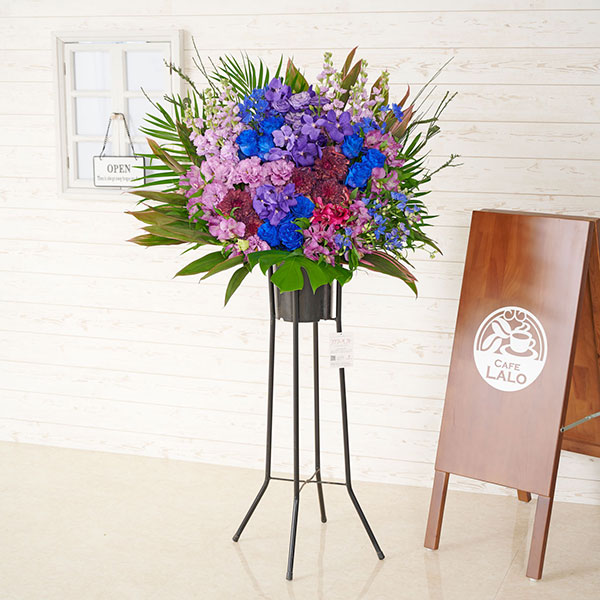 おしゃれな花の贈り物　＜宅配発送＞おしゃれなスタンド花1段（パープル×ブルー）※高さ145～150cm
