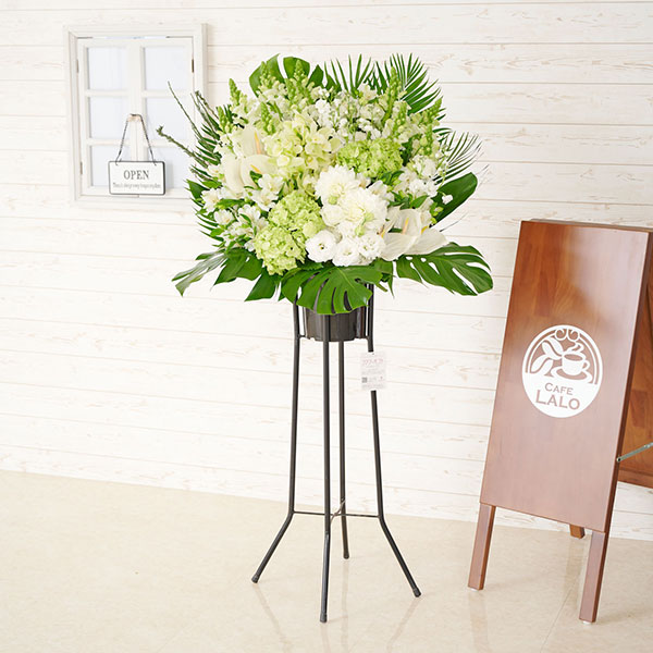 おしゃれな花の贈り物　＜宅配発送＞おしゃれなスタンド花1段（ホワイト×グリーン）※高さ145～150cm