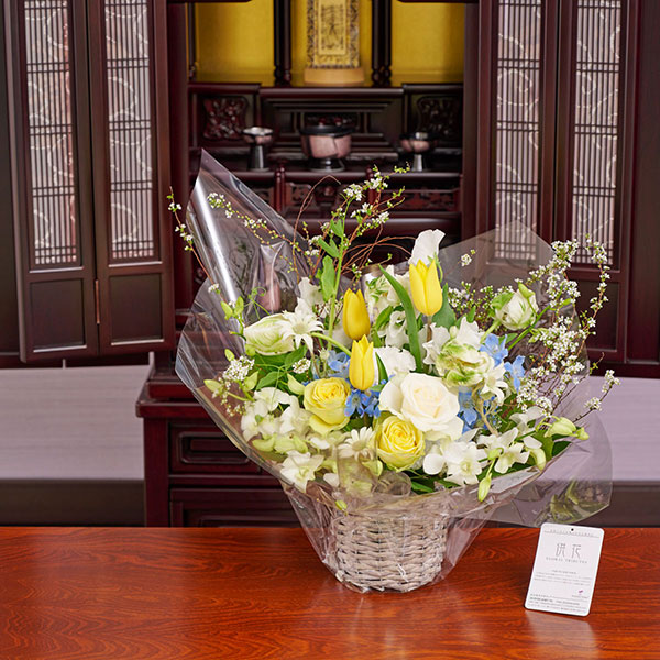 おしゃれな花の贈り物　仏花　チューリップを使用したアレンジメントフラワー　Mサイズ