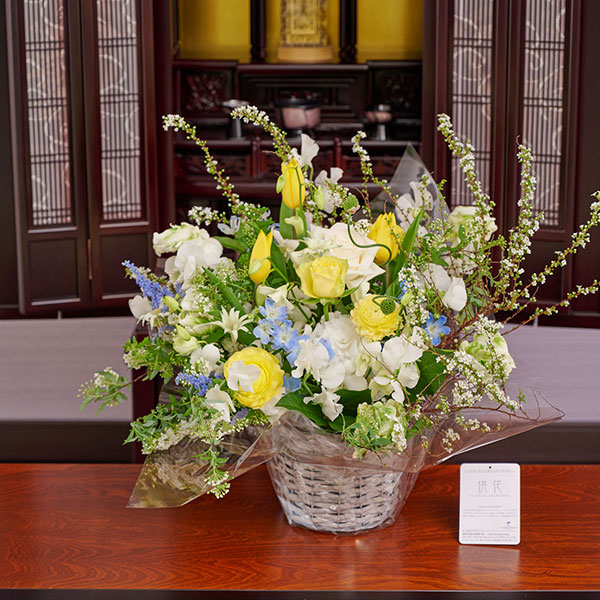 おしゃれな花の贈り物　仏花　チューリップを使用したアレンジメントフラワー　Lサイズ