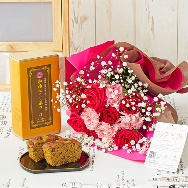 【2024年母の日ギフト】カーネーションの花束（赤ピンク系）と京都宇治のお茶屋さんのこだわりのほうじ茶ケーキ