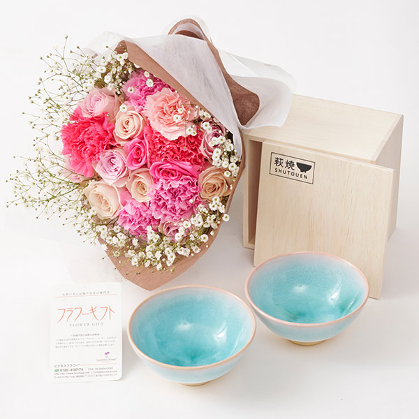 【2024年母の日ギフト】萩焼茶碗ペアセット＆カーネーションと薔薇花束ブーケ（ピンク）カスミソウ入り