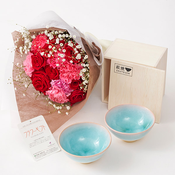 【2024年母の日限定】萩焼茶碗ペアセット＆カーネーションと薔薇花束ブーケ（赤ピンク）カスミソウ入り