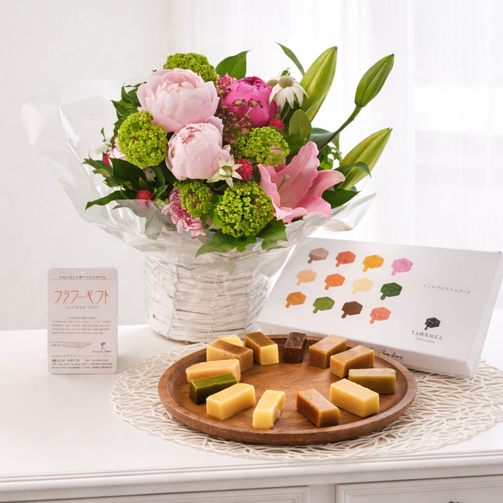 おしゃれな花の贈り物　【2026年母の日ギフト】「十二か月の生キャラメル」と芍薬のアレンジメントフラワー