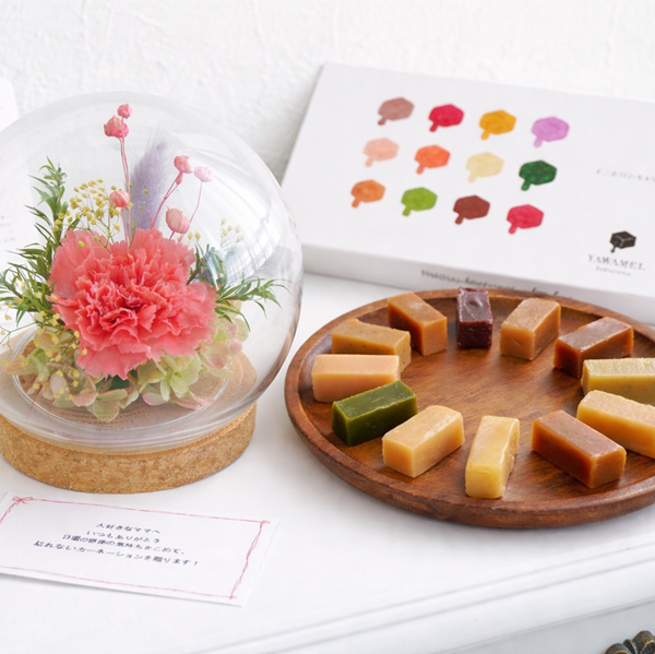 おしゃれな花の贈り物　【2026年母の日ギフト】「十二か月の生キャラメル」とカーネーションのプリザーブドフラワー