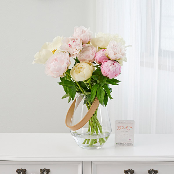 花瓶（レザー調ハンドル付きクリアガラス）と芍薬（シャクヤク）12本花束ブーケ