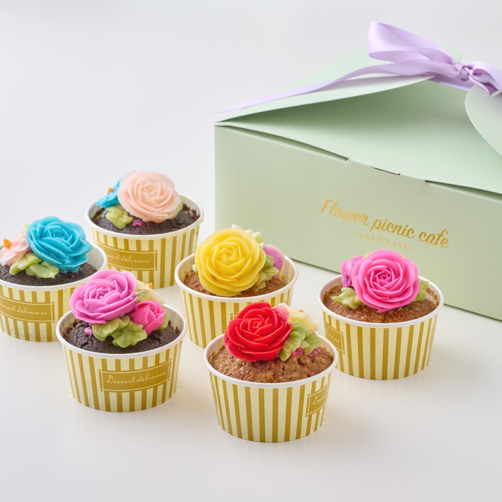 おしゃれな花の贈り物　食べられるカップフラワーケーキ6個セット（バタークリームのお花とキャロットケーキ&チョコケーキ）
