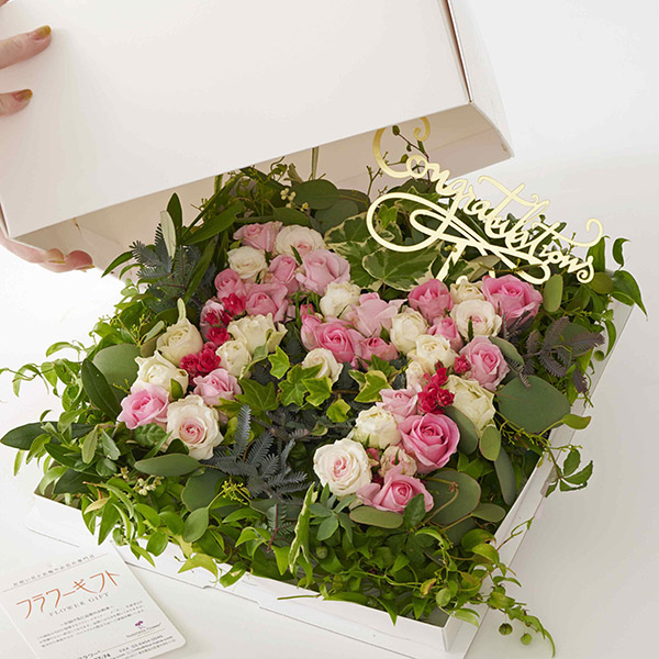 おしゃれな花の贈り物　数字やイニシャル入り薔薇のアレンジメントフラワー　白ピンク系（選べるメッセージピック付き）