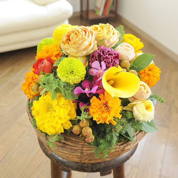 おしゃれな花の贈り物　お洒落なお祝い用アレンジメントフラワー　ビタミンカラー系　Mサイズ