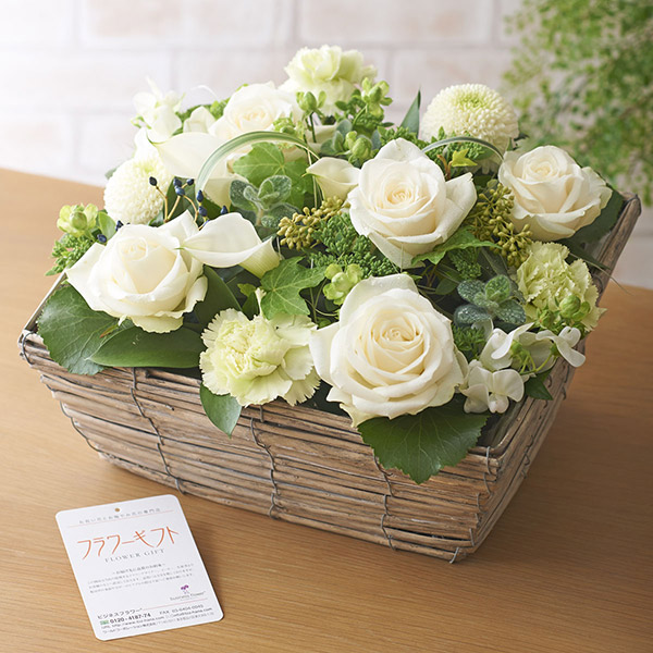 おしゃれな花の贈り物　アレンジメントフラワー　フラワーガーデン　白グリーン系