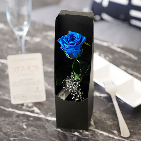 おしゃれな花の贈り物　2way（壁掛け＆スタンド）　プリザーブドフラワー　薔薇一輪　ブルー