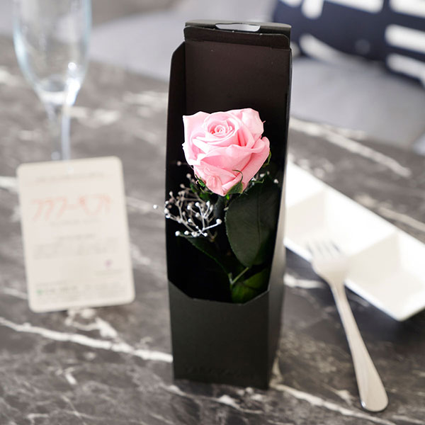 おしゃれな花の贈り物　2way（壁掛け＆スタンド）　プリザーブドフラワー　薔薇一輪　ベビーピンク