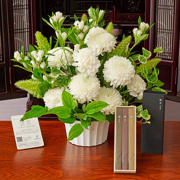 おしゃれな花の贈り物　仏花　花と進物（線香）のセット　菊のお供え花と「和木（檜、欅、楠）3種詰め合わせ」