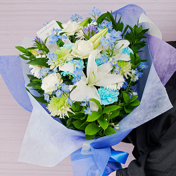 おしゃれな花の贈り物　仏花　ユリを使用したお供え用花束（ブルーホワイト系）1万円コース