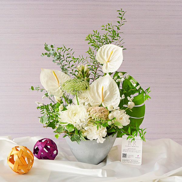 おしゃれな花の贈り物　仏花　アンスリウムを使用したお供え用アレンジメントフラワー　Mサイズ
