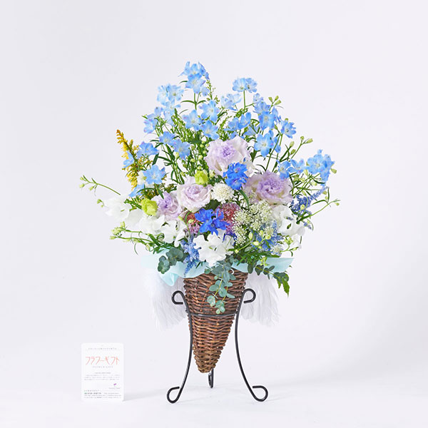 おしゃれな花の贈り物　天使の羽が生えたスタンド付きアレンジメントフラワー　ブルーパープル系